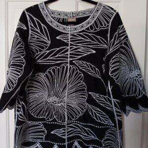 Chico's black/white stitched floral design pullover top in Size 2/Large